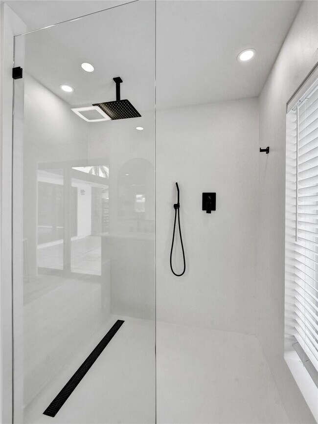 Building Photo - 5501 NE 18th Terrace