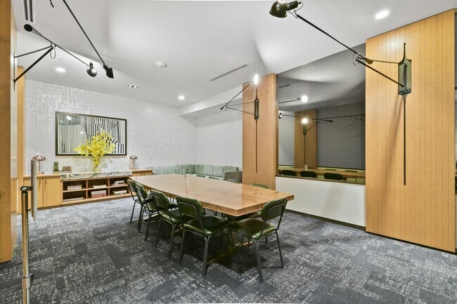 Building Photo - Stunning high rise unit in the affluent River Oaks District!