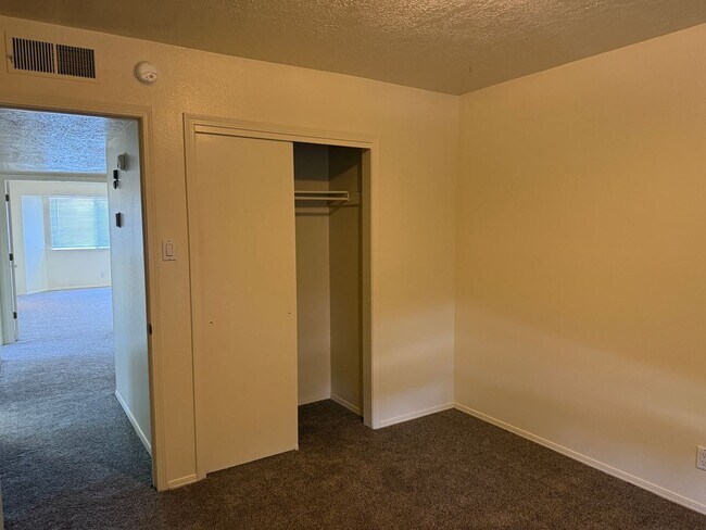 Building Photo - Great location.  4 Br, 1 3/4 Ba, 2 living areas, spacious yard.