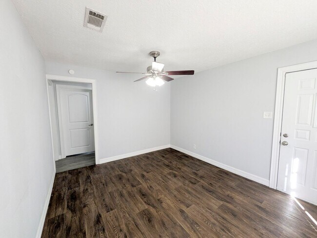 Building Photo - 5150 Parkview Dr