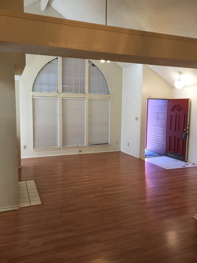 Building Photo - 904 Teakwood Ln