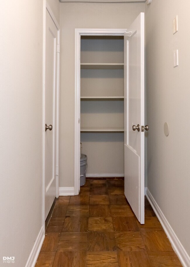 Building Photo - Broadway 2556-2558