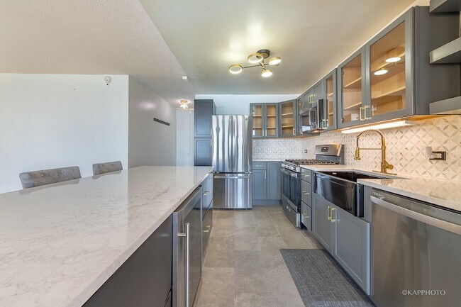 Building Photo - 6700 S South Shore Dr