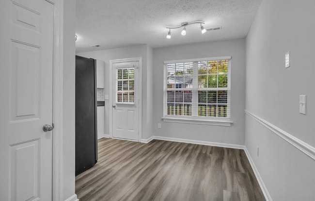 Building Photo - Adorable 3BD/2BA home in Murfreesboro with deck & attached garage!