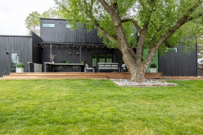 Building Photo - Modern Luxury Rental with Unobstructed Flatiron Views