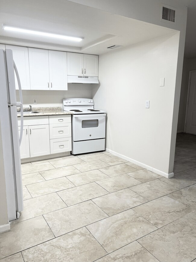 Building Photo - LARGE NEWLY RENOVATED 2 BEDROOM APARTMENTS + OFFICE