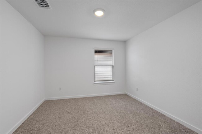 Building Photo - 211 James River Dr