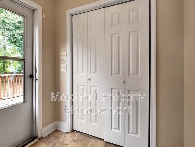 Building Photo - 522 Perry Ave