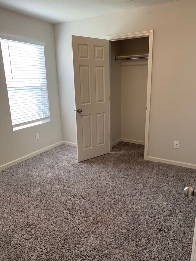 Building Photo - Newer 4bed/2bath home near ASU and NEA Hos...
