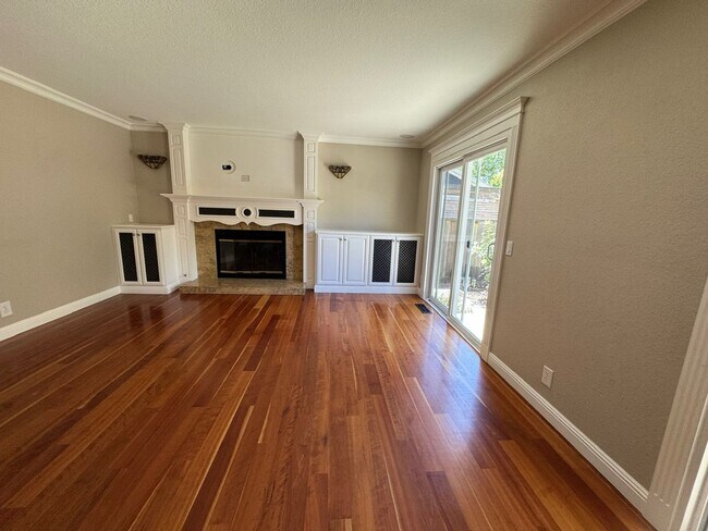 Building Photo - Fully remodeled home, Pet friendly with A/...