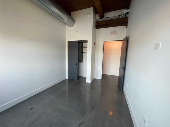 Building Photo - 2061 N Southport Ave