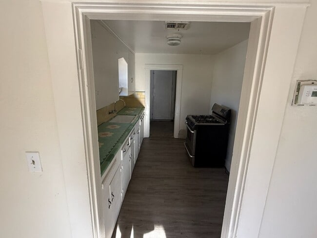 Building Photo - Modern Comfort in the Heart of Tempe