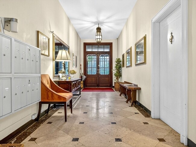 Building Photo - 93 Beacon St