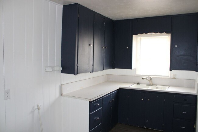 Building Photo - Oliver -Eakle Dollhouse 2/1/1 Located by t...