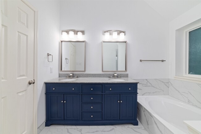 Building Photo - 3323 Shadowfern Dr