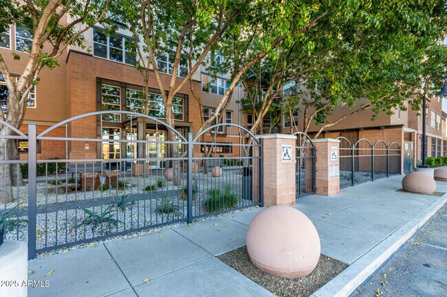 Building Photo - 1326 N Central Ave