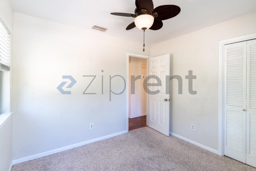 Building Photo - Unit B