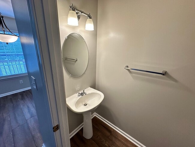 Building Photo - Lovely 2-Bedroom, 1.5-Bath Townhome in a Desirable Hamburg Location!