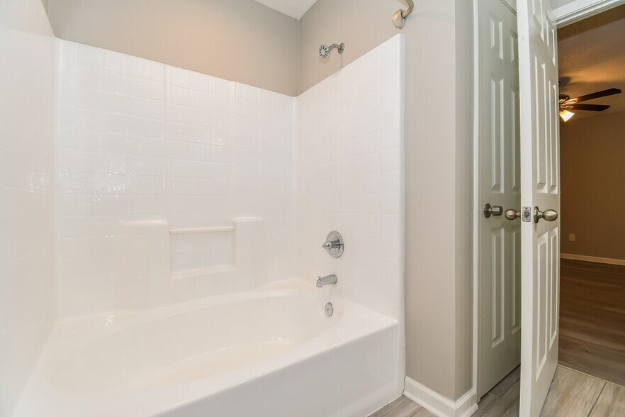 Building Photo - 2985 Mikris Dr E