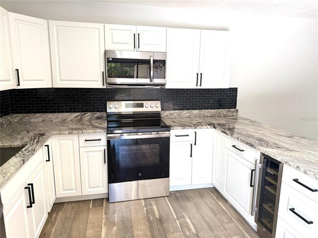 Building Photo - 15423 W Pond Woods Dr