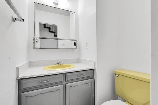Building Photo - $1,995.00, 3 bed, 1.5 bath, located in Aur...