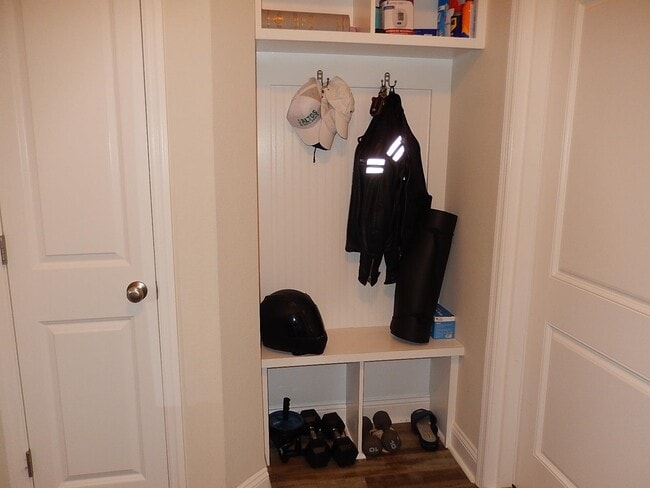 Building Photo - 2886 Fontana St