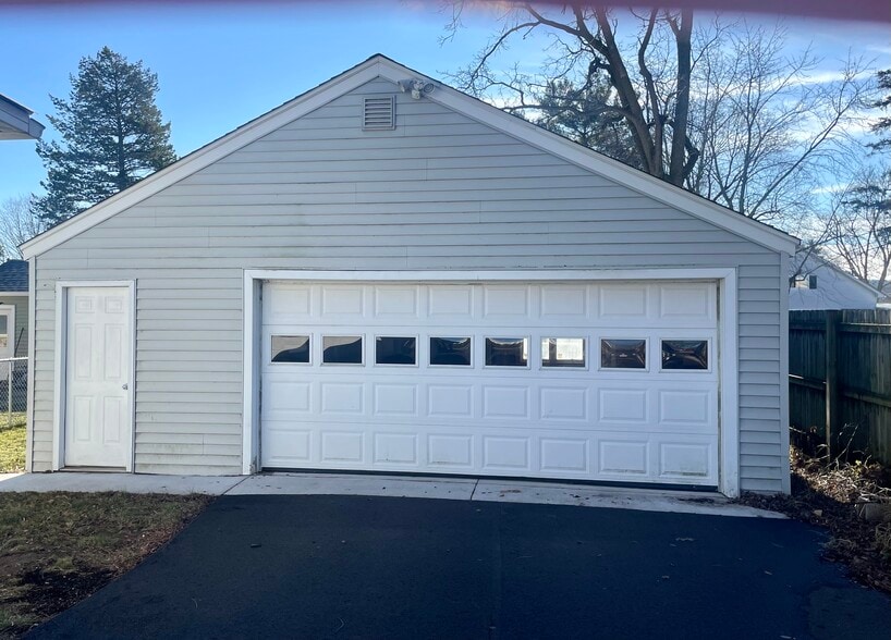 Shared Garage - 2129 Division St