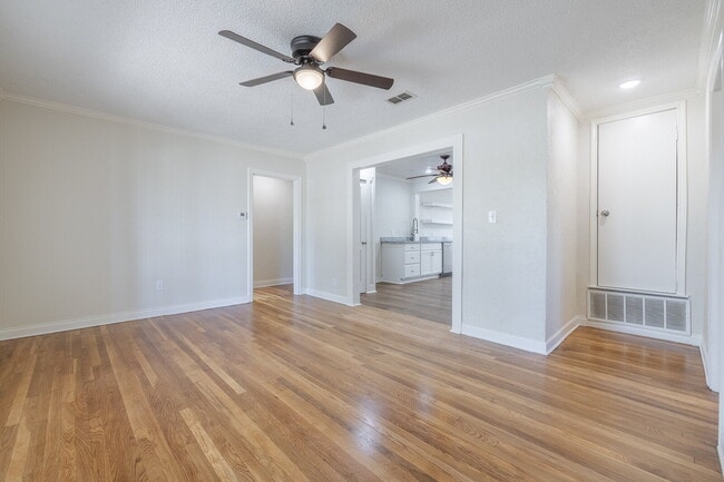 Building Photo - Beautiful Tech Terrace Home! Full of Chara...