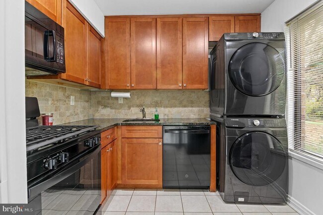 Building Photo - 5482 Cedar Ln