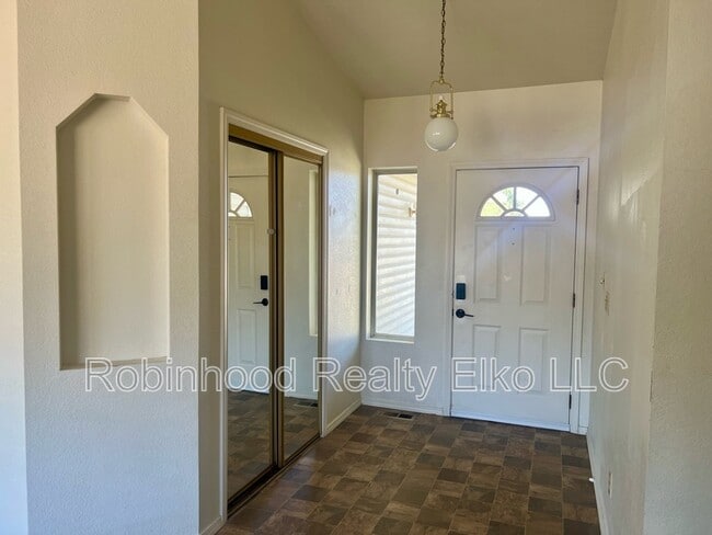 Building Photo - 132 Flora Pl