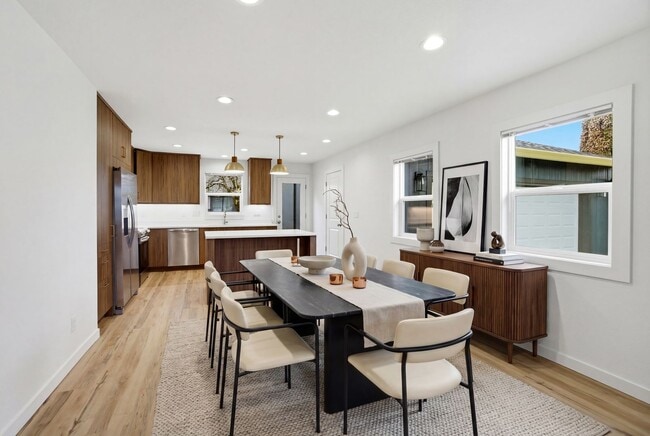 Building Photo - Newly Renovated 2 Bedroom Home