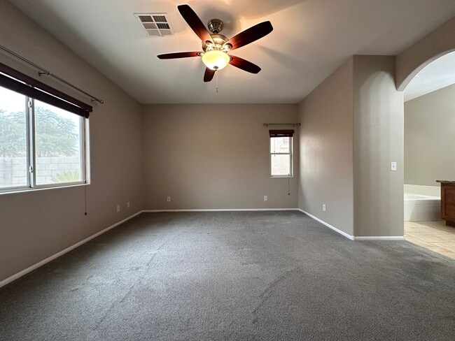 Building Photo - Spacious single story home w/3 beds, 2 bath, den, 2 car garage, near everything.