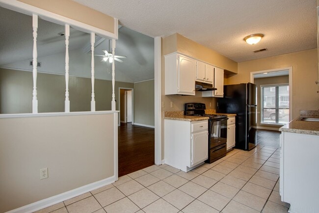 Building Photo - 5635 Crievewood Dr