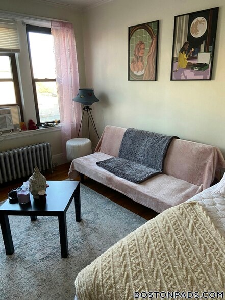 Building Photo - 349 Pleasant St