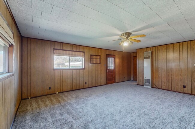 Building Photo - Charming 3-Bedroom Gem with Mid-Century Fl...