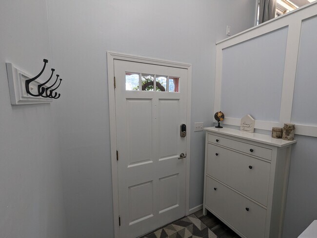 Building Photo - 2560 SW Belle Ave