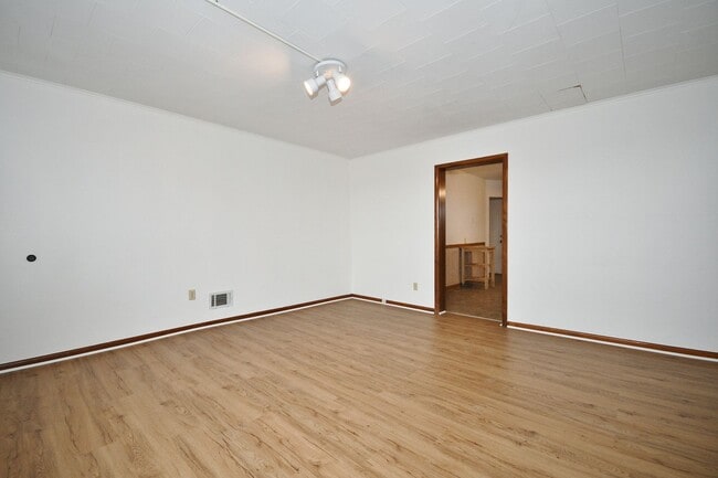 Building Photo - South Side 3BR - Simple, Solid, Ready