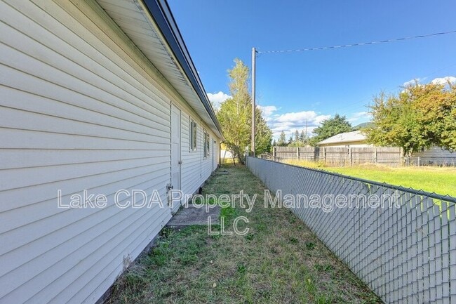 Building Photo - 1421 E Randle Ave