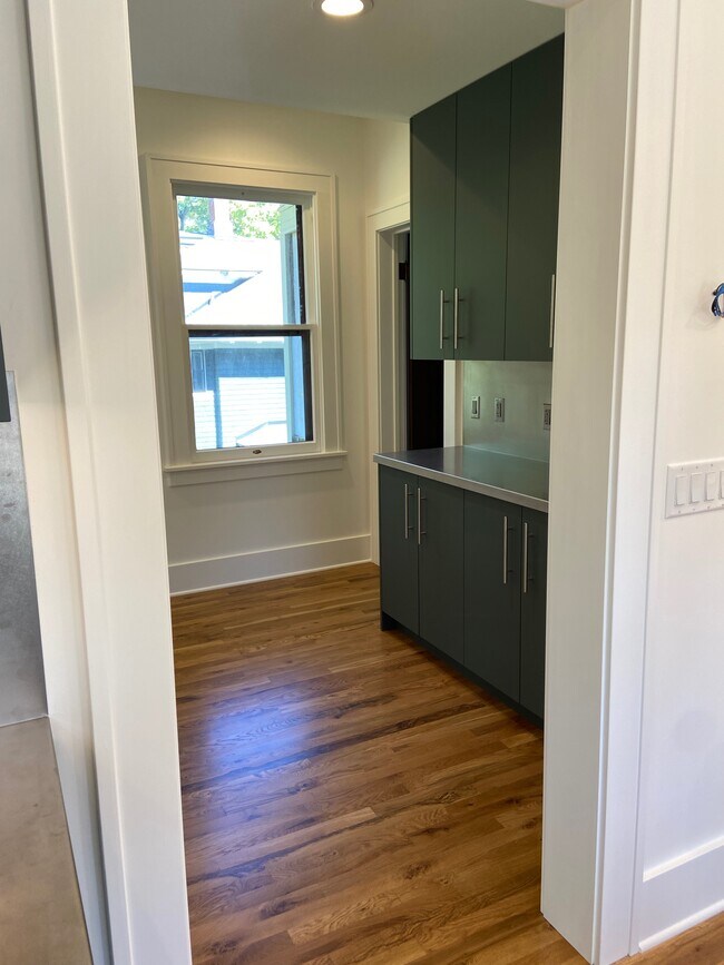 Building Photo - 237 Stuart Ave