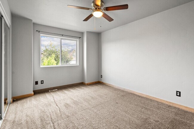 Building Photo - Amazing 3 Bedroom/2 Bath Bi-Level Home for Rent