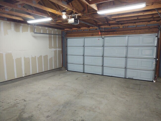 Building Photo - Charming 3/2.5 Townhome for Rent in Kyle, TX