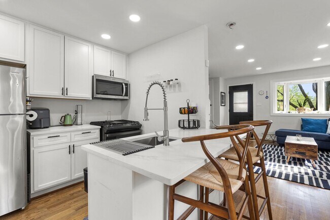 Building Photo - 3300 Manorwood Dr