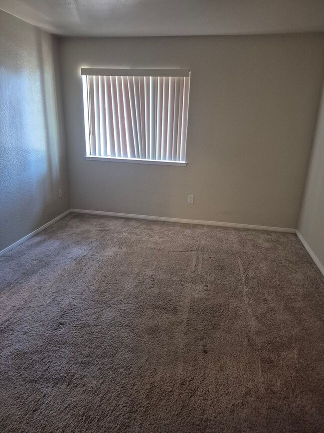 Building Photo - Two Bedroom Unit in HOA with Pool