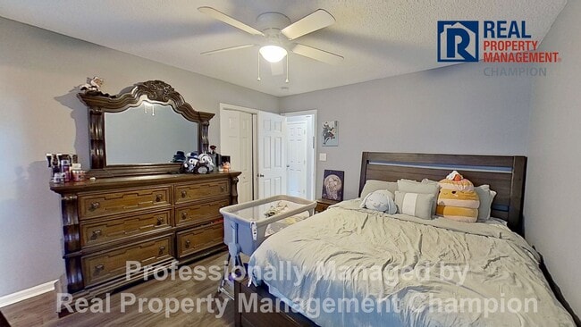 Building Photo - Charming 2BD/2 BA End Unit Townhouse w/Fir...