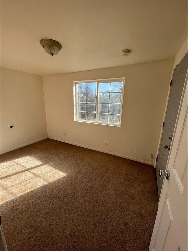 Building Photo - 3 Bedroom 1 1/2 Bath in Oak Park