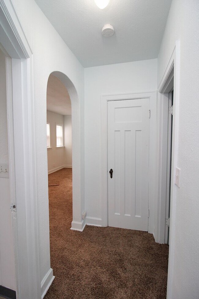 Building Photo - Adorable Remodeled Mississippi 1 Bedroom Apartment in Charming Courtyard Complex