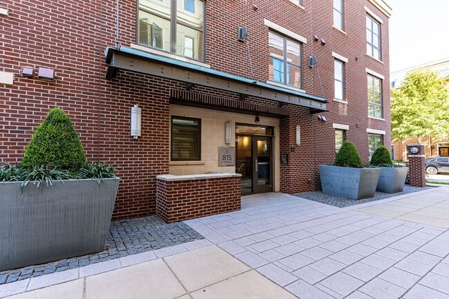 Building Photo - 2 Bed, 2 Bath Condo Bathed in Natural Light