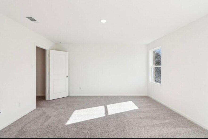 Building Photo - 998 Delta Cres