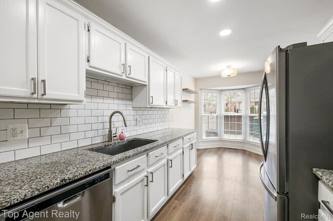 Building Photo - 38887 Country Cir