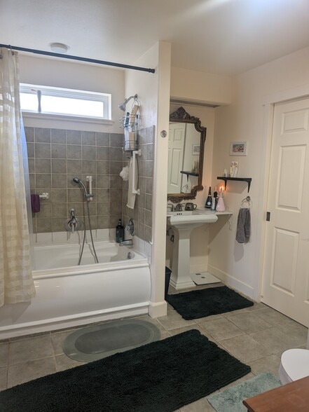 Building Photo - 3449 NE 40th Ct